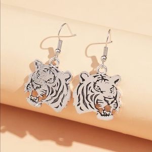 ⚠️2 for 10⚠️Silver Tiger Earrings